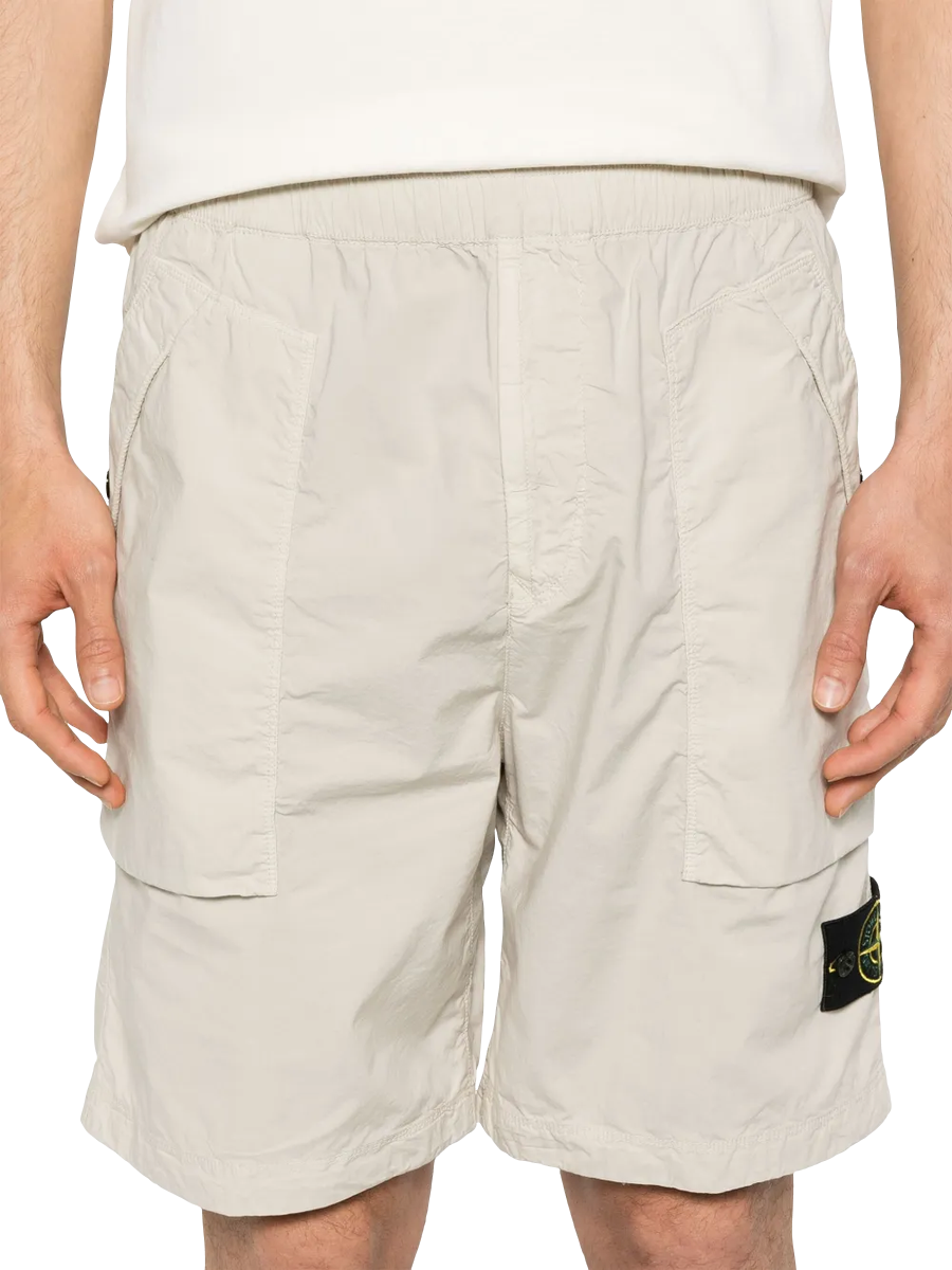 Shorts mit Kompass-Patch in Hellbeige